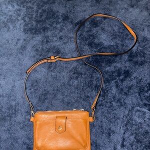 Elegant Tan Leather Crossbody Bag